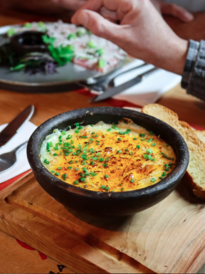 LA MARMITA ! Una Tradición en #Pucón 🧀🥩🥗🍹